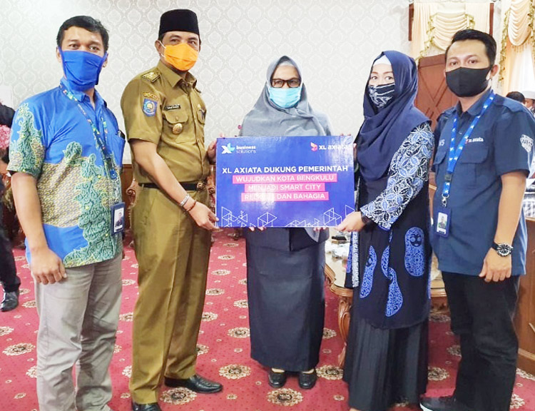 Territory Sales Manager XL Axiata Linggau Lahat Zuhdianto, Kepala Dinas Kelautan dan Perikanan Syafriandi ST MS, Kadis Pendidikan Kota Bengkulu Dra Rosmayetti MM, Government & Public Sector Enterprise Business Solution XL Axiata Ria Putri Sekarwidati, dan